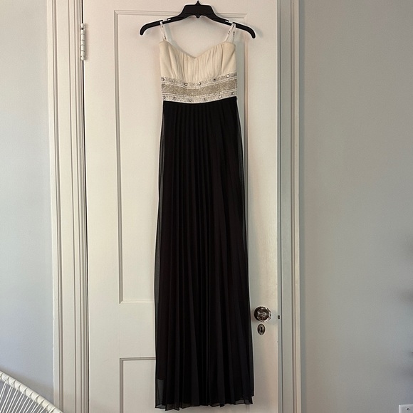 Elegant Black and White Evening Gown - Picture 1 of 3
